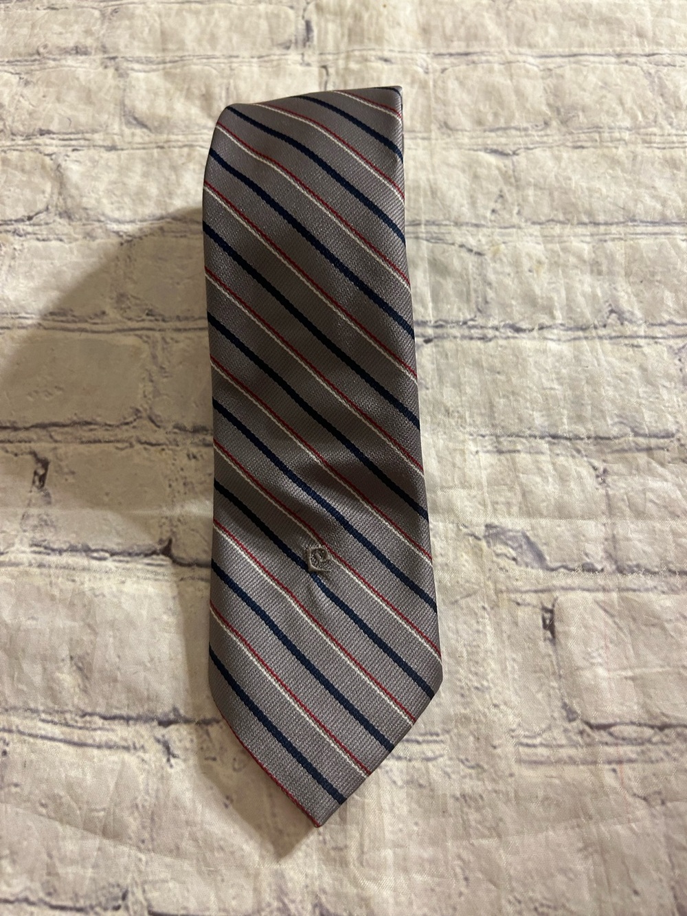 PIERRE CARDIN VINTAGE GREY BACKGROUND DIAGONAL NAVY/RED MENS TIE